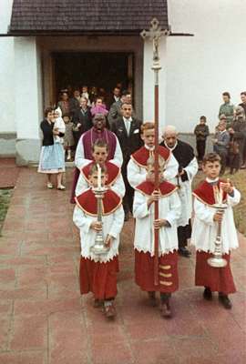 1963 Erzbischof Marc Gopu aus Hyderabad vor der Volkmannsdorfer Kirche