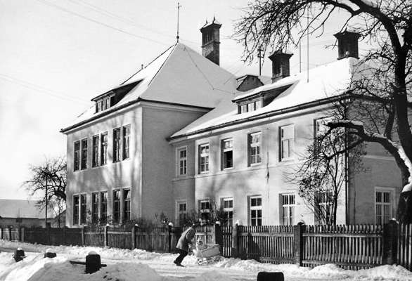 Schule Volkmannsdorf im Winter