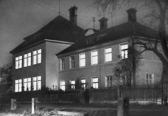 Schule Volkmannsdorf bei Nacht
