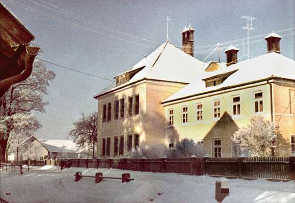 Schule Volkmannsdorf im Winter
