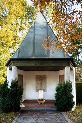 Kriegerdenkmal neben der Pfarrkirche Volkmannsdorf