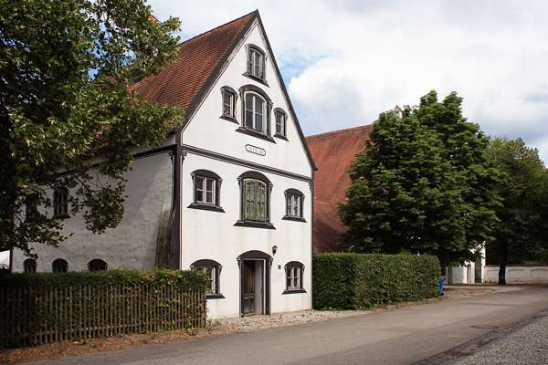 Schlo� Isareck, ehemaliges F�rsterhaus, Pfarrhaus, Schule und jetzt Wohngeb�ude am Biergarten