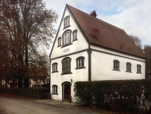 Schlo� Isareck, ehemaliges F�rsterhaus, Pfarrhaus, Schule und jetzt Wohngeb�ude am Biergarten