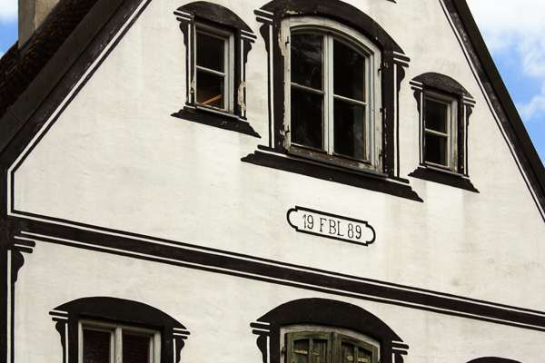 Schlo� Isareck, ehemaliges F�rsterhaus, Pfarrhaus, Schule und jetzt Wohngeb�ude am Biergarten