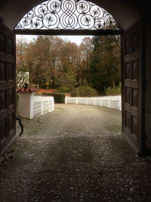 Schlo� Isareck, Blick durchs Tor 2016