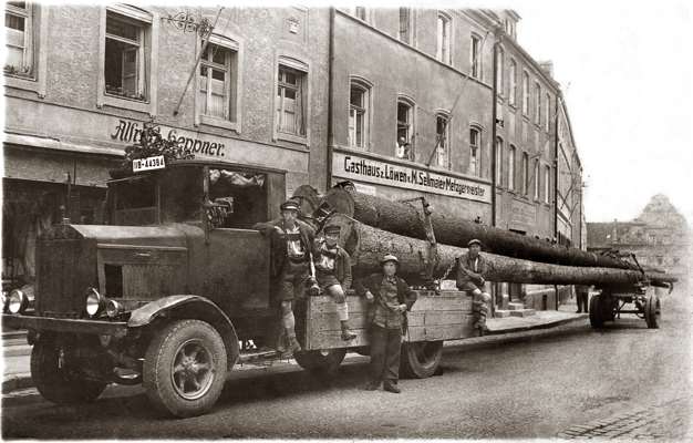 Moosburg Herrnstrasse 1935, Holzfuhrwerk der Firma Fritz Kohn