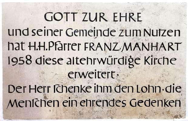 Gedenktafel von 1958 an der Kirche Volkmannsdorf, Pfarrer Franz Manhart