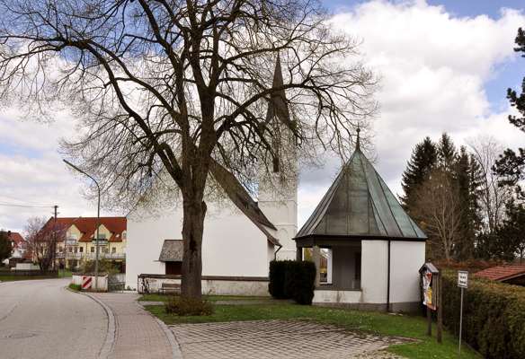 Kriegerdenkmal neben der Pfarrkirche Volkmannsdorf, April 2014