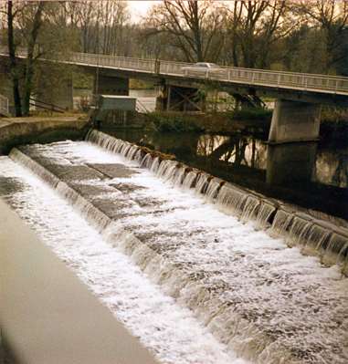 Br�cke von 1955, mit Holzst�tzen unter den Pfeilern, 1987
