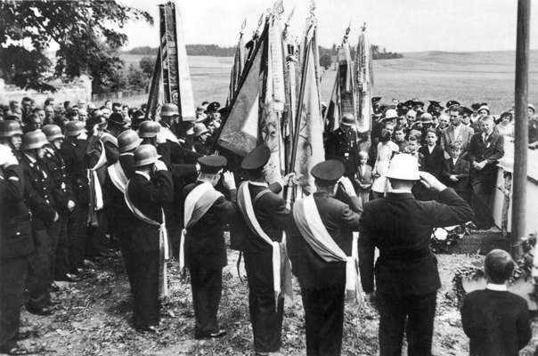 Fahnenweihe der FFW Wang am 12.&nbsp;Juni&nbsp;1960, auf dem Friedhof