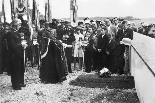 Fahnenweihe der FFW Wang am 12.&nbsp;Juni&nbsp;1960, auf dem Friedhof