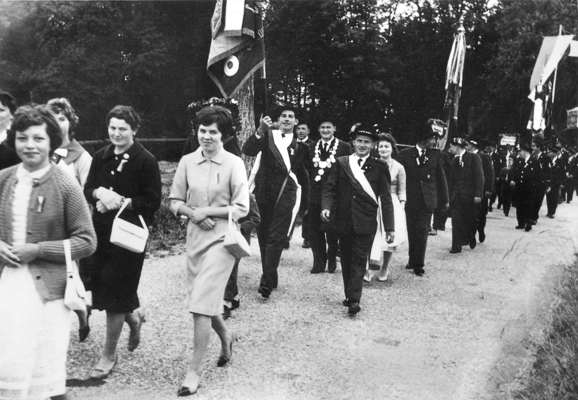 Fahnenweihe der FFW Wang am 12.&nbsp;Juni&nbsp;1960, Festzug