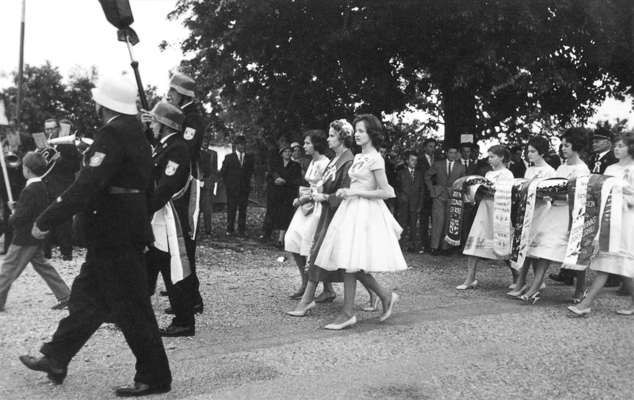 Festdamen bei Fahnenweihe der FFW Wang am 12.&nbsp;Juni&nbsp;1960