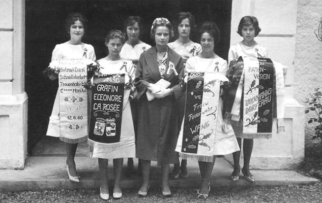 Festdamen bei Fahnenweihe der FFW Wang am 12.&nbsp;Juni&nbsp;1960