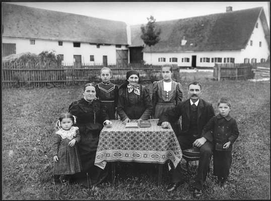 Haug Anwesen mit Familie Messer in der Volkmannsdorferau, Uppenbornwerkstra�e, heute Isarstra�e