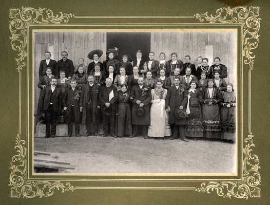 Hochzeitsgesellschaft, Volkmannsdorf, vor dem Ligeder-Stadl, um 1910
