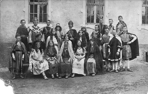 Theater Darsteller - vermutlich vor dem Gasthaus Oberhauser in Bruckberg