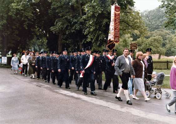 Kirchenzug vom Feuerwehrhaus in Volkmannsdorf zum Sportplatz Wang
