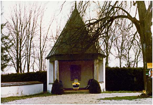 Kriegerdenkmal neben der Pfarrkirche Volkmannsdorf