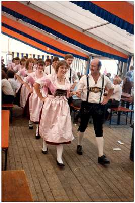 Volkstanzgruppe, vorne Andrea Sch�ttl mit Sepp Herzog, Juli 1984