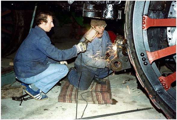 Josef Lobmayer und Josef Niederreiter bei der Restaurierungsarbeit