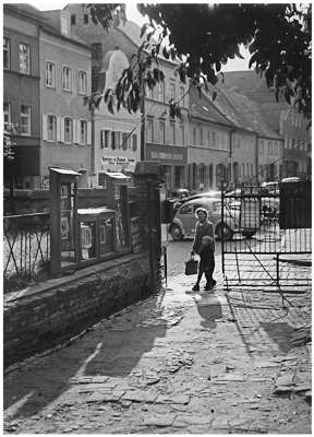 Moosburg, Einfahrt zu Fingerg�sschen HausNr 5, Photograph Reindl, 1954