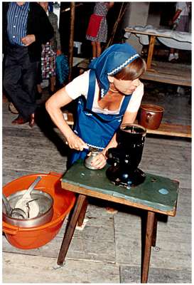 Resl Holzer beim Buttern