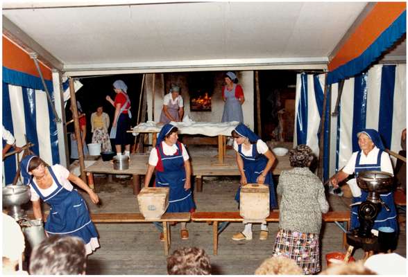 Beim Buttern v.l. Resl Holzer, ??, Marianne G�tz, Maria Herzog