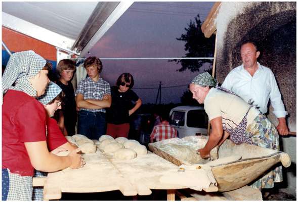 Beim Brot Backen Rosi und Resi Lobmayer mit Anna Ferdl