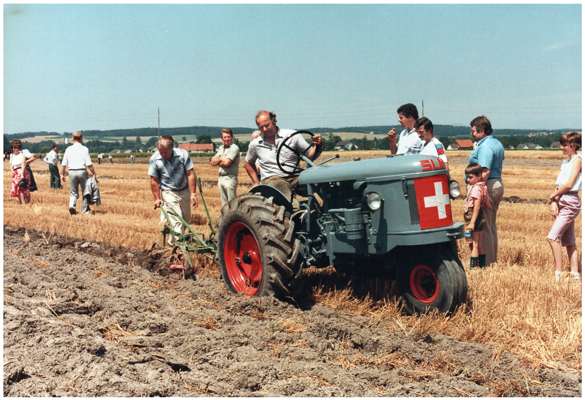 Pfl�gen mit einem Traktor, 20. - 22. Juli 1984
