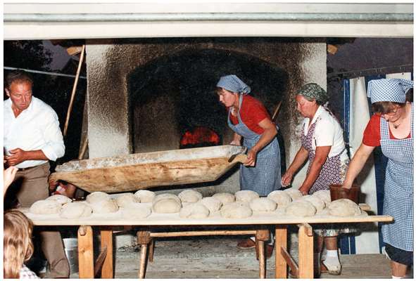 Beim Brot Backen Rosi und Resi Lobmayer mit Anna Ferdl