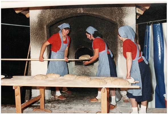 Beim Brot Backen Rosi und Resi Lobmayer mit Anna Ferdl
