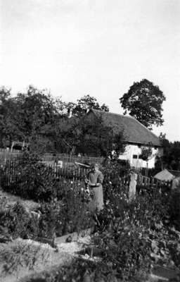 Frau Hirsch im Garten des Hirsch-Anwesens