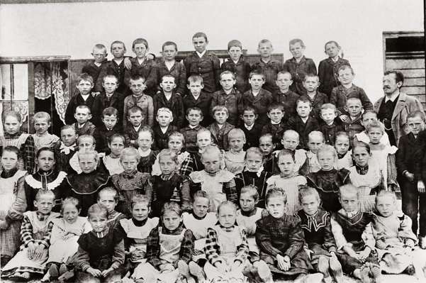 Schule Volkmannsdorf um 1910 ??