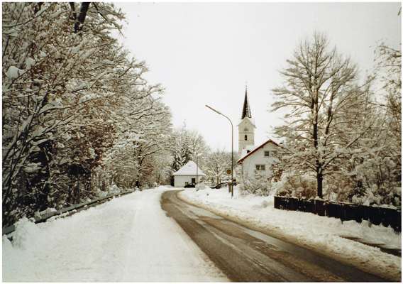 Blick zur Pfarrkirche Volkmannsdorf im Winter