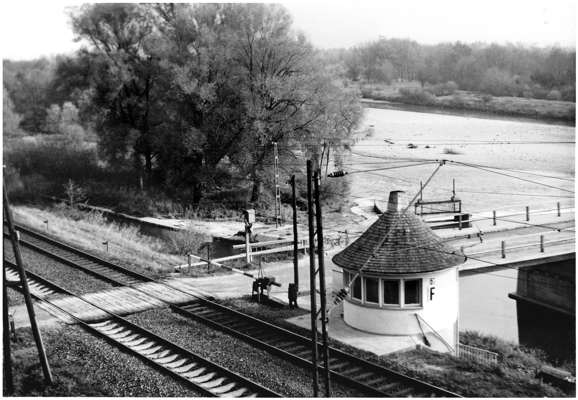 Bahn�bergang und Schrankenw�rter-H�uschen Volkmannsdorf
