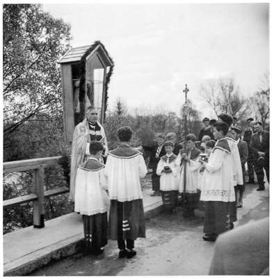 1961 - Pater Theodor Gramlich weiht den Br�ckenheiligen