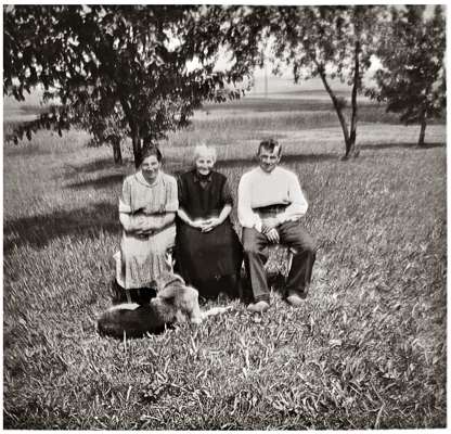 Volkmannsdorf Lehrerbauer um 1955, Maria, Ursula und Martin Kratzer, mit Hund Arco