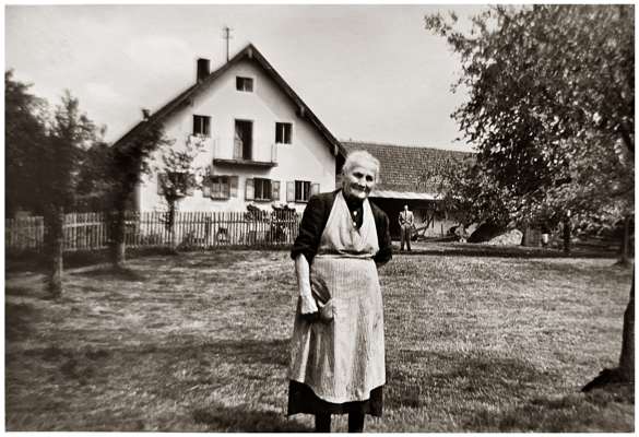 Volkmannsdorf Lehrerbauer um 1955, im Hintergrund Max Kratzer, vorne Oma Maria Kratzer
