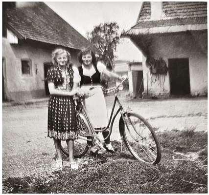 Volkmannsdorf Lehrerbauer um 1955, links Ilse Baume. rechts Josefa Lachner, geb. Kratzer