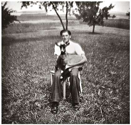 Volkmannsdorf Lehrerbauer um 1955, Max Kratzer mit seiner Goa�