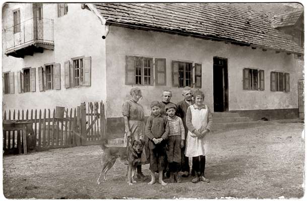 Volkmannsdorf Lehrerbauer um 1935, Tante Urschl mit Onkel Schorsch und den Kindern