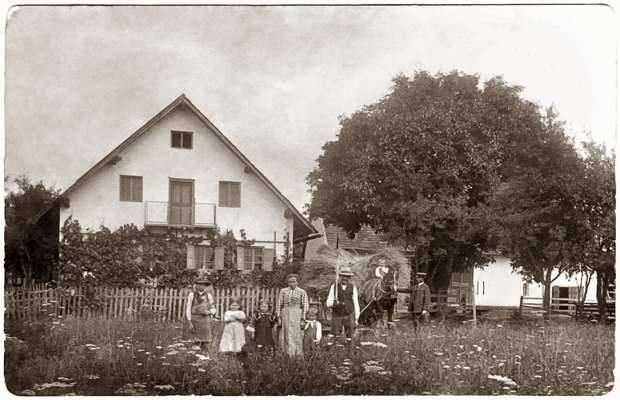 Volkmannsdorf Lehrerbauer um 1939, in der Mitte Ursula und Martin Kratzer
