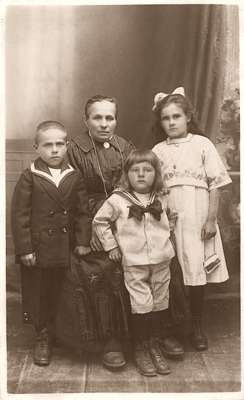 Volkmannsdorf Georg, Anton, Anna und Mutter Ursula Kratzer