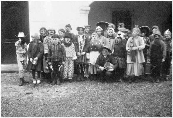 Schulkinder Volkmannsdorf, Faschingstreiben Isareck 1960er Jahre