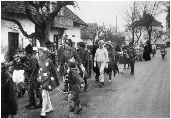 Schulkinder Volkmannsdorf, auf dem Weg nach Isareck 1960er Jahre