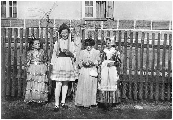 Schulkinder Volkmannsdorf, auf dem Weg nach Isareck 1960er Jahre