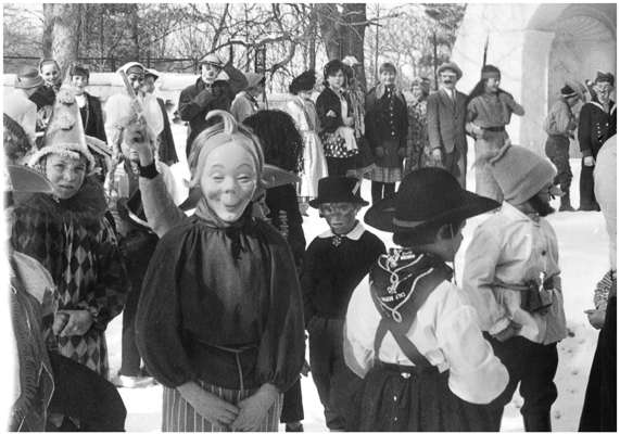 Schulkinder Volkmannsdorf, auf dem Weg nach Isareck 1960er Jahre