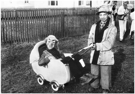 Schulkinder Volkmannsdorf, auf dem Weg nach Isareck 1960er Jahre