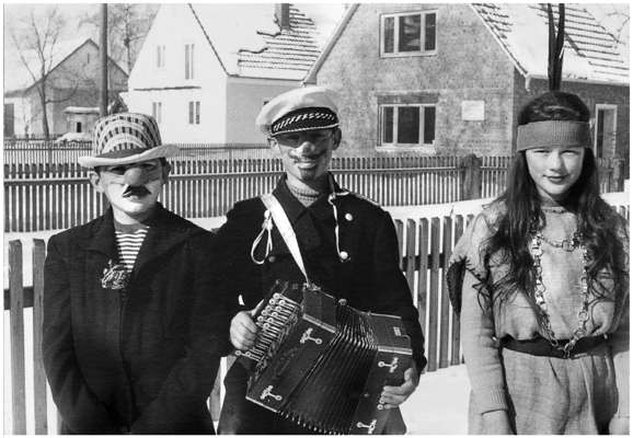 Schulkinder Volkmannsdorf, auf dem Weg nach Isareck 1963
